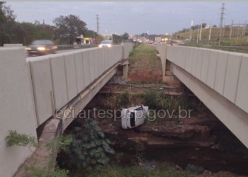 Motorista morre após carro cair em córrego na Santos Dumont, em Indaiatuba