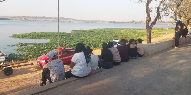 Bombeiros seguem as buscas por jovem desaparecido na represa de Americana