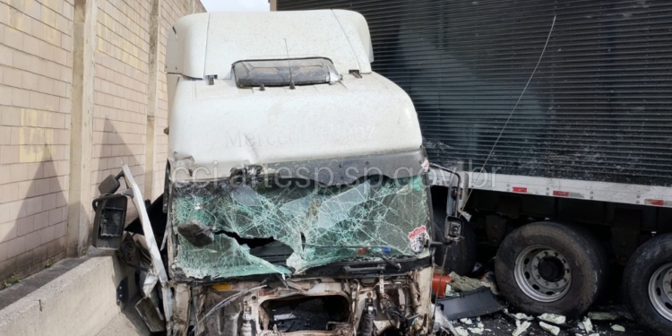 Colisão entre caminhões deixa um morto e outro em estado grave no Anel Viário em Campinas