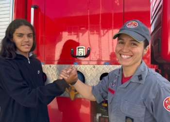 Missão que fechou um ciclo: bombeira salva jovem do jeito que foi salva na infância