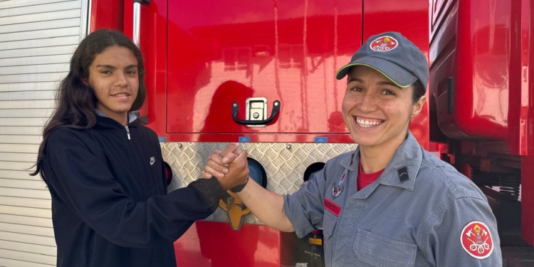 Missão que fechou um ciclo: bombeira salva jovem do jeito que foi salva na infância
