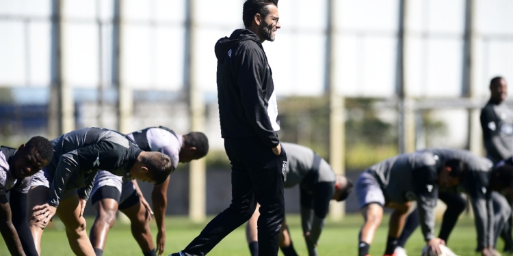 Valentim nega favoritismo e projeta Dérbi 210: “Temos que ter equilíbrio”