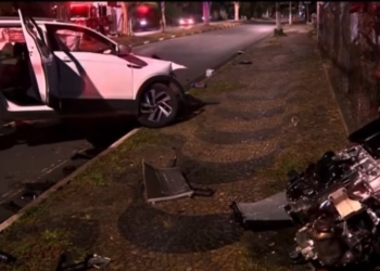 Motor é arrancado e três se ferem após motorista bater contra árvore em Campinas
