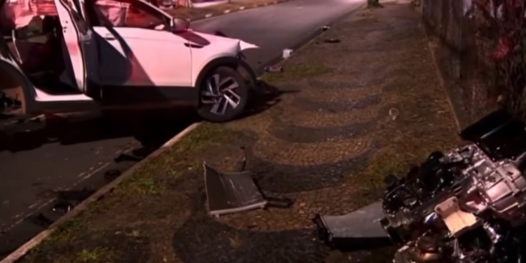 Motor é arrancado e três se ferem após motorista bater contra árvore em Campinas