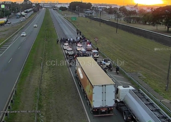 Manifestação por morte de trabalhador na Replan interdita rodovia em Paulínia