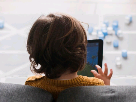 Artigo: Infância sequestrada pelas telas – por Fernando Brafmann