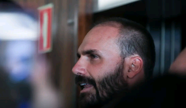 Moraes determina bloqueio de bens e contas de Eduardo Bolsonaro