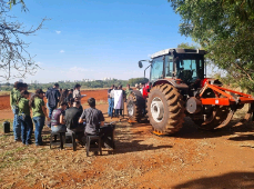 Alunos de escolas técnicas participam de aulas práticas com máquinas agrícolas no IAC