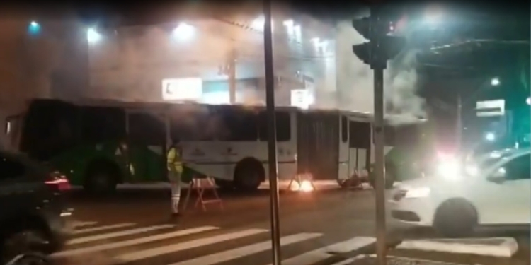 Princípio de incêndio atinge ônibus com 80 passageiros em Campinas
