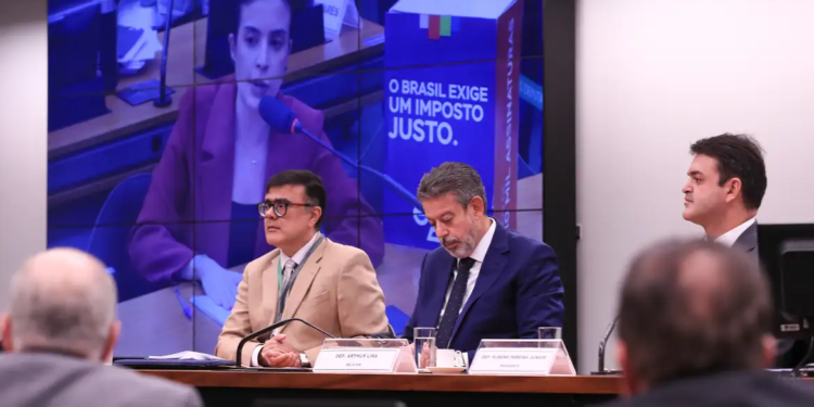 Comissão da Câmara aprova isenção do IR para quem ganha até R$ 5 mil