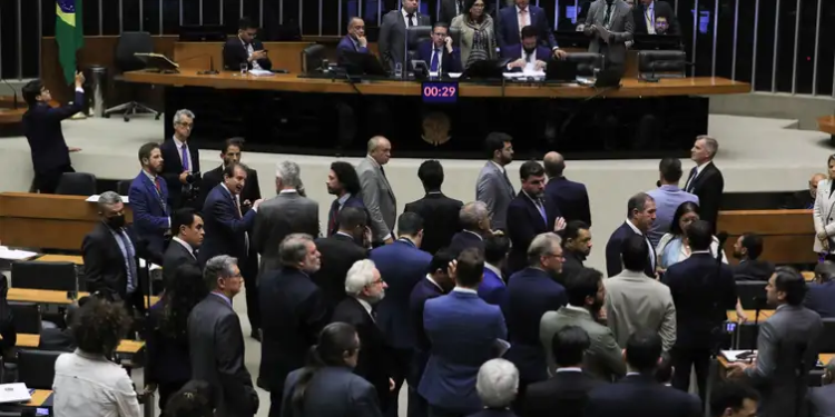 Dois dos quatro deputados da RMC votam a favor do ‘PL da Destruição’