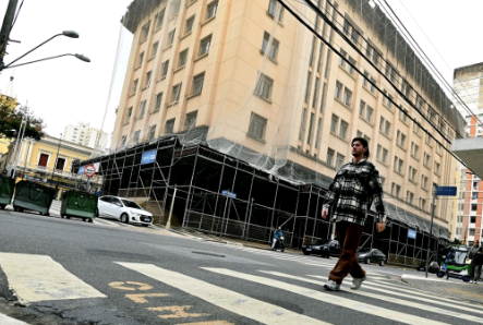 Retirada de telas e andaimes do Palácio da Cidade teve início nesta quinta-feira