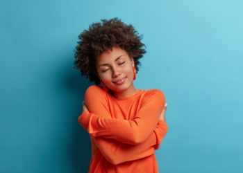 Artigo: Cuidado emocional: escutar, sentir e viver – por Kelli Pontes