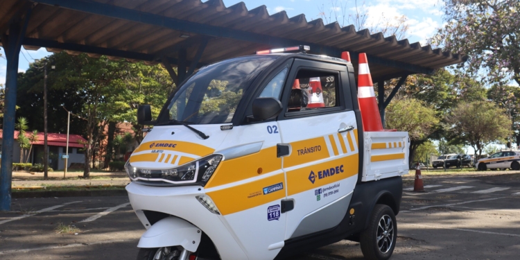 Tuc-tuc da sustentabilidade: agentes da Emdec testam veículos elétricos