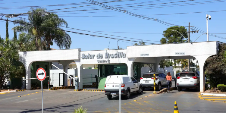 Bolsonaro deixa prisão domiciliar e vai a hospital para exames médicos