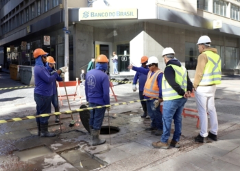 Rua 13 de Maio recebe manutenção no calçamento e iluminação