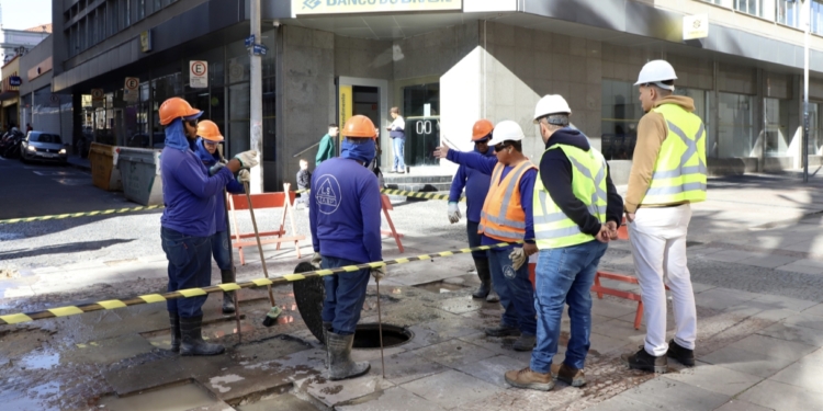 Rua 13 de Maio recebe manutenção no calçamento e iluminação