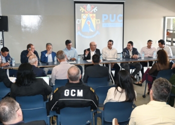 Prefeitos discutem tarifaço dos EUA: taxação afeta mais da metade dos produtos na RMC