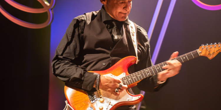 Claudio Zoli encerra Semana Cultural de Hortolândia em clima dançante