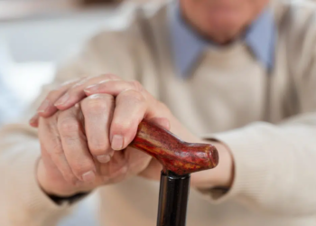 Deficiência de vitamina D aumenta em mais de 20% risco para lentidão da caminhada na velhice