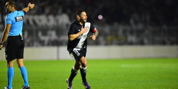 Elvis brilha com golaço de falta no dérbi e se isola como artilheiro da Ponte