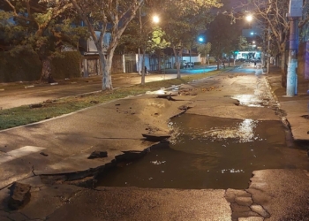 Rompimento de tubulação no Proença interdita ruas próximas ao Guarani