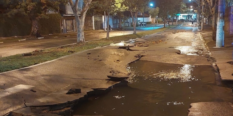 Rompimento de tubulação no Proença interdita ruas próximas ao Guarani