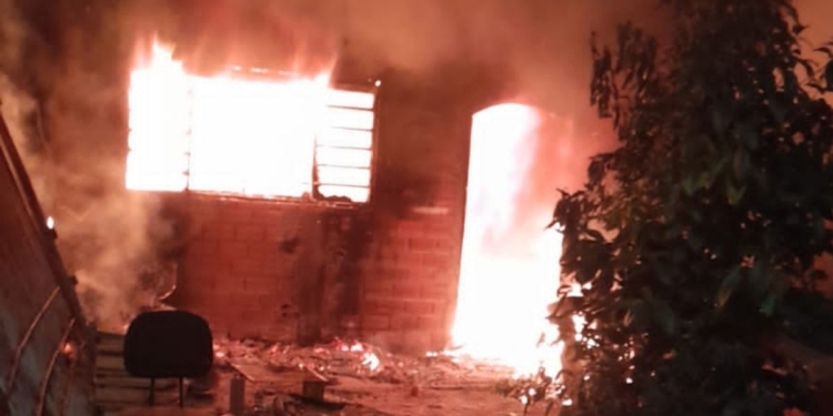 Homem tem 70% do corpo queimado após incêndio em residência em Sumaré