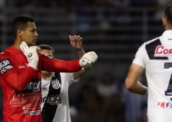 Ponte Preta resiste à expulsão e vence CSA com gol de goleiro