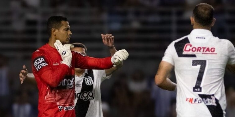 Ponte Preta resiste à expulsão e vence CSA com gol de goleiro