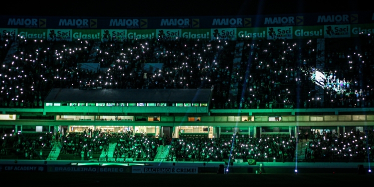 Torcida bugrina faz festa no jogo de maior público do Brinco em 2025; veja imagens