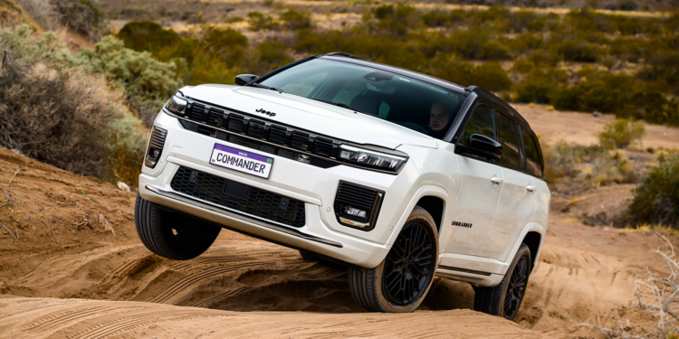 Após vender 70 mil unidades, novo Jeep Commander renova design e encara muita lama