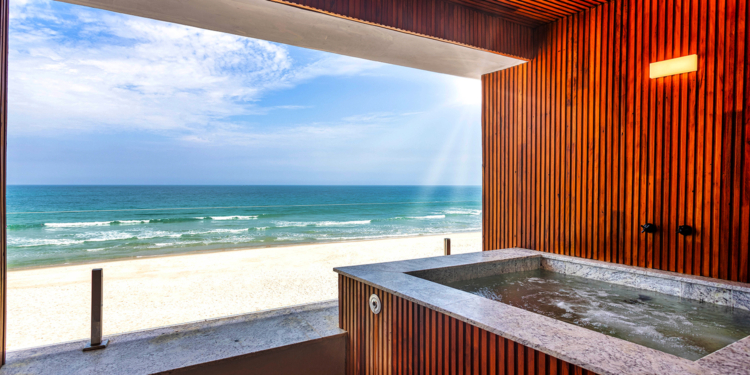 Conheça o exclusivo Duke Beach Hotel & Spa, em Maresias (SP), com suítes pé na areia e até lago artificial