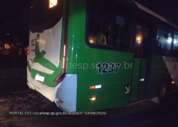 Colisão de moto causa engavetamento e deixa dois feridos na Rodovia Santos Dumont