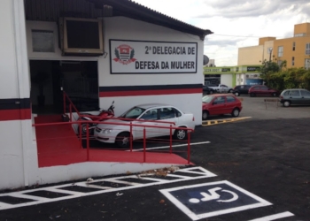 Mãe é presa por maus-tratos após esfaquear filha de 11 anos em Campinas