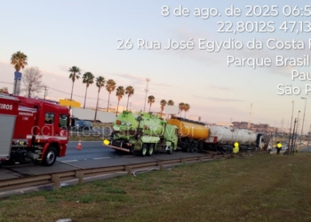 Colisão entre carretas provoca vazamento de 32 toneladas de diesel na Zeferino Vaz em Paulínia