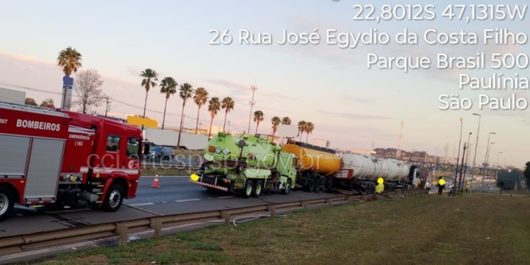 Colisão entre carretas provoca vazamento de 32 toneladas de diesel na Zeferino Vaz em Paulínia