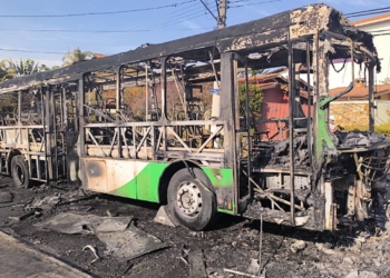 Ônibus do transporte coletivo é destruído após pegar fogo em Sousas