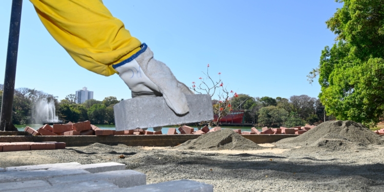 Instalação do piso intertravado na Lagoa do Taquaral chega à reta final