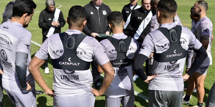 Ponte Preta quer permanecer no G-4 em meio a saídas