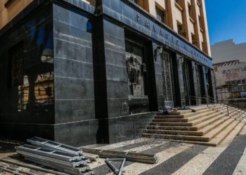Andaimes do prédio do Palácio da Cidade começam a ser retirados