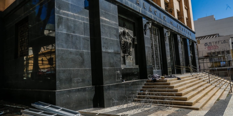 Andaimes do prédio do Palácio da Cidade começam a ser retirados