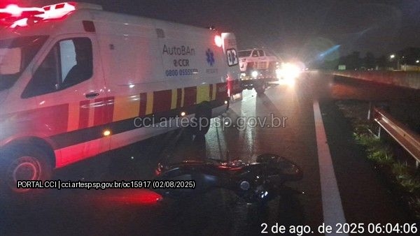 Jovem morre em acidente envolvendo duas motos e um caminhão na Anhanguera