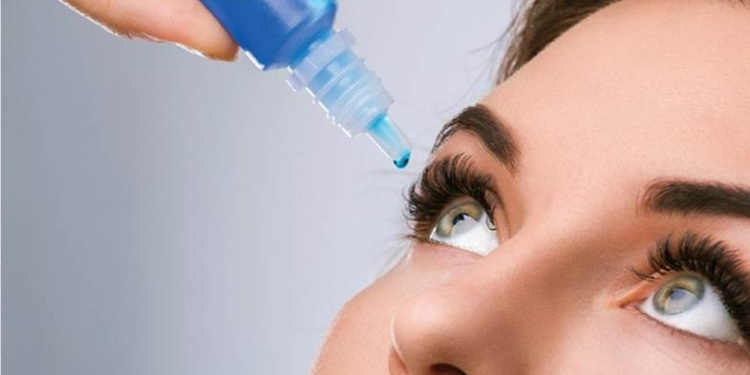 Novo colírio que promete 10 horas sem óculos de leitura deve ser usado com cautela