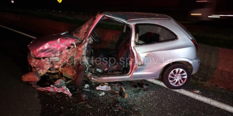 Celta na contramão atinge Ford K de frente na Rodovia Dom Pedro