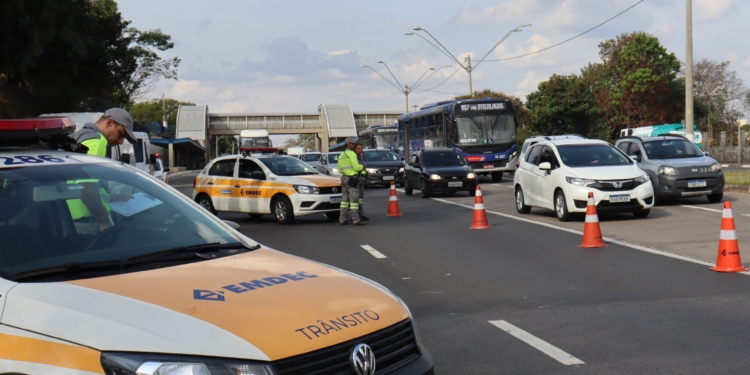 Pneu careca e irregularidades na iluminação lideraram infrações de julho