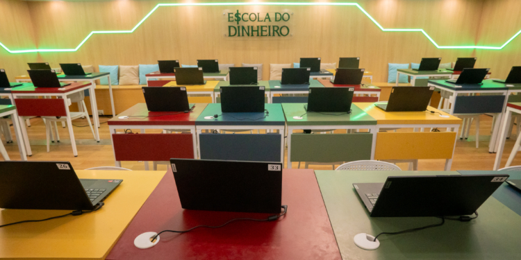 “Escola do Dinheiro” chega em Campinas e oferece aulas para jovens e adultos