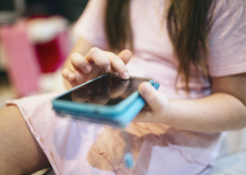 Proteção infantil online avança, mas desafios persistem, avalia especialista