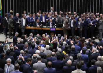 Clima quente na política brasileira segue após ocupação e desobstrução de plenário
