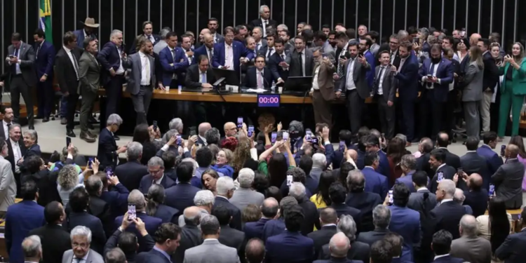 Clima quente na política brasileira segue após ocupação e desobstrução de plenário